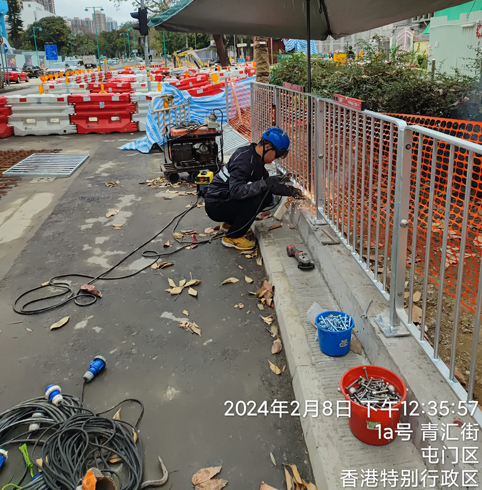 訂造及安裝戶外設施圍欄工程-訂做訂製金屬圍欄-室外球場網欄-康文署戶外木圍欄工程-公園-斜坡維修通道-禁區鐵絲網圍欄-機場圍欄-路政Type2馬路欄桿攔河欄杆-Mesh-fences-or-metal-railings1