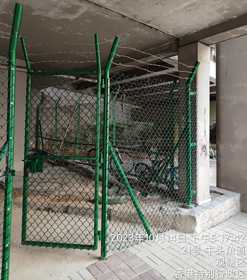 訂造及安裝戶外設施圍欄工程-訂做訂製金屬圍欄-室外球場網欄-康文署戶外木圍欄工程-公園-斜坡維修通道-禁區鐵絲網圍欄-機場圍欄-路政Type2馬路欄桿攔河欄杆-Mesh-fences-or-metal-railings2