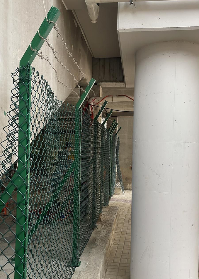 訂造及安裝戶外設施圍欄工程-訂做訂製金屬圍欄-室外球場網欄-康文署戶外木圍欄工程-公園-斜坡維修通道-禁區鐵絲網圍欄-機場圍欄-路政Type2馬路欄桿攔河欄杆-Mesh-fences-or-metal-railings3