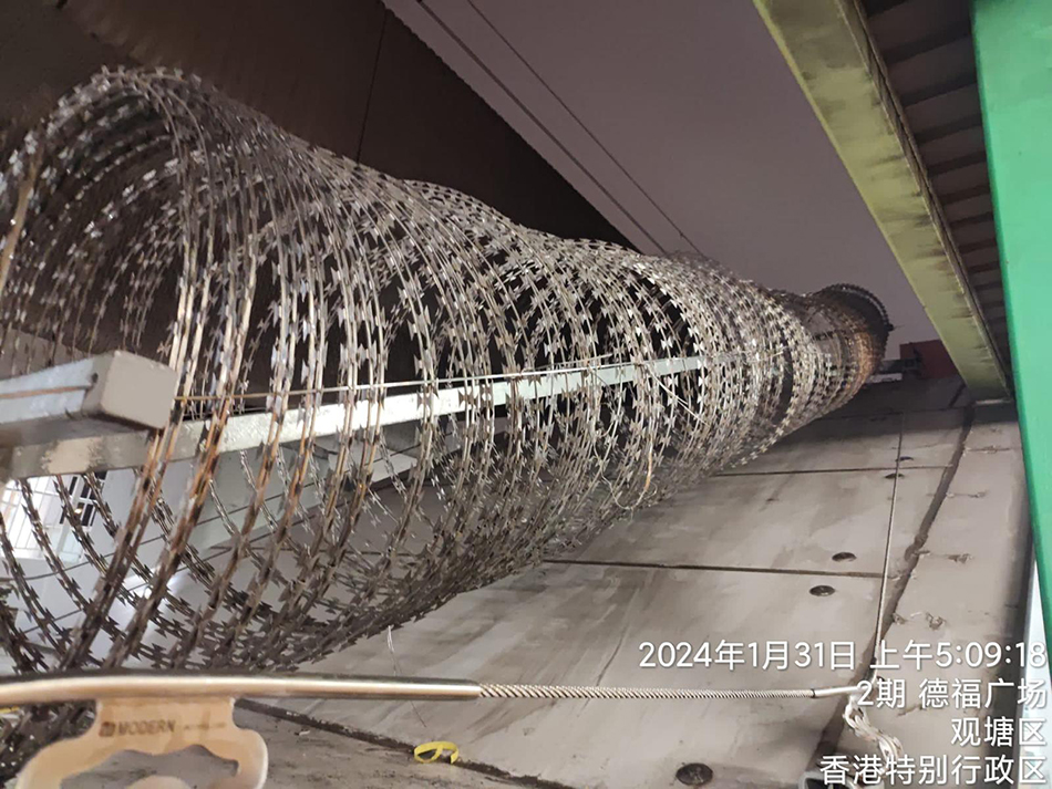 訂造及安裝戶外設施圍欄工程-訂做訂製金屬圍欄-室外球場網欄-康文署戶外木圍欄工程-公園-斜坡維修通道-禁區鐵絲網圍欄-機場圍欄-路政Type2馬路欄桿攔河欄杆-Mesh-fences-or-metal-railings4